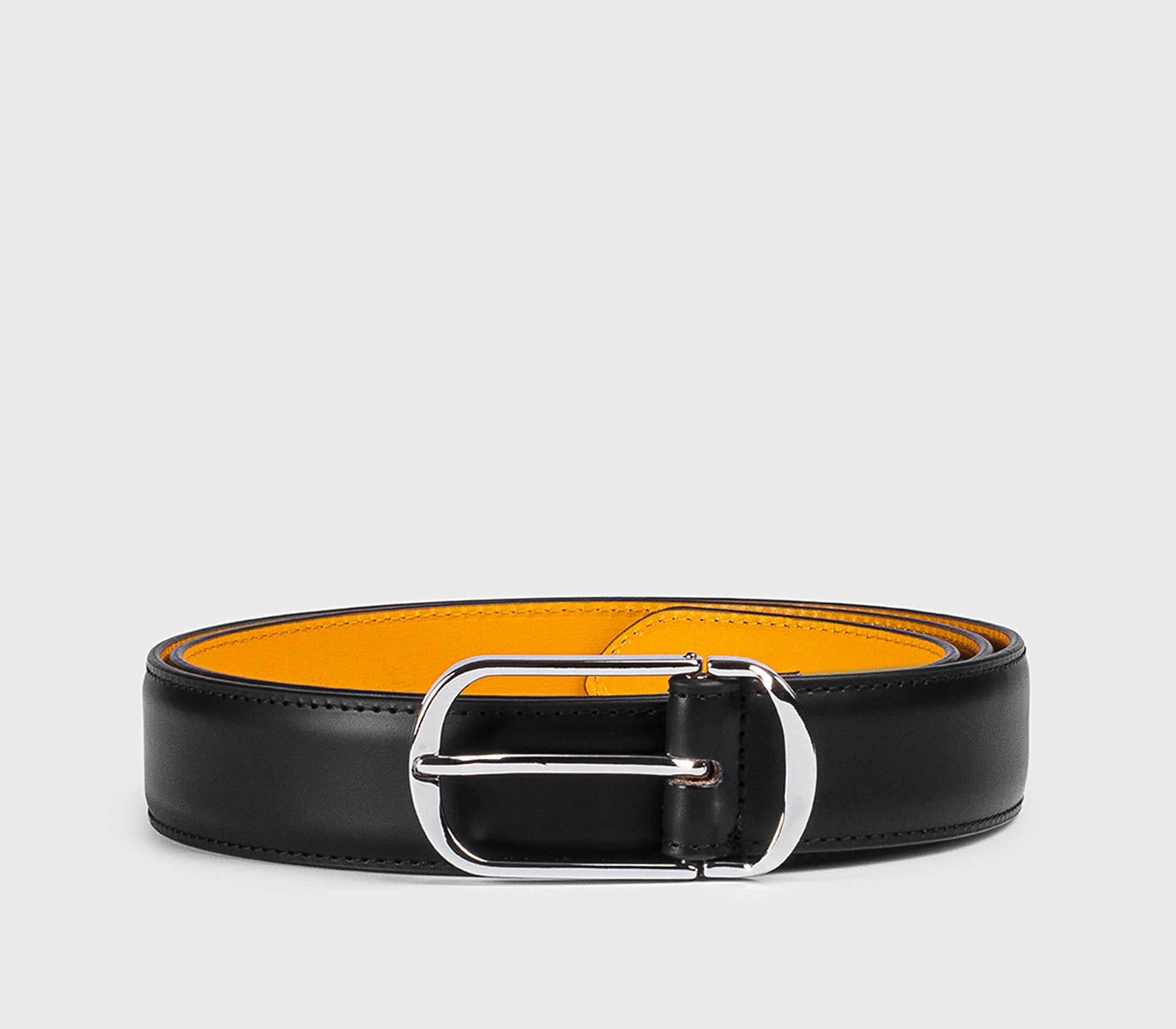 Ceinture en cuir noir avec boucle arrondie