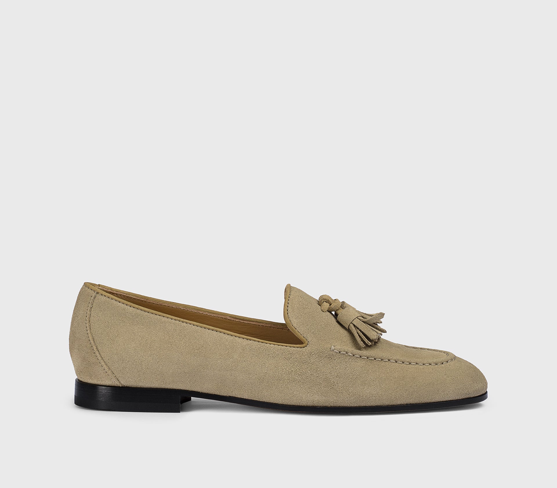 Camel-coloured suede loafer with tassels