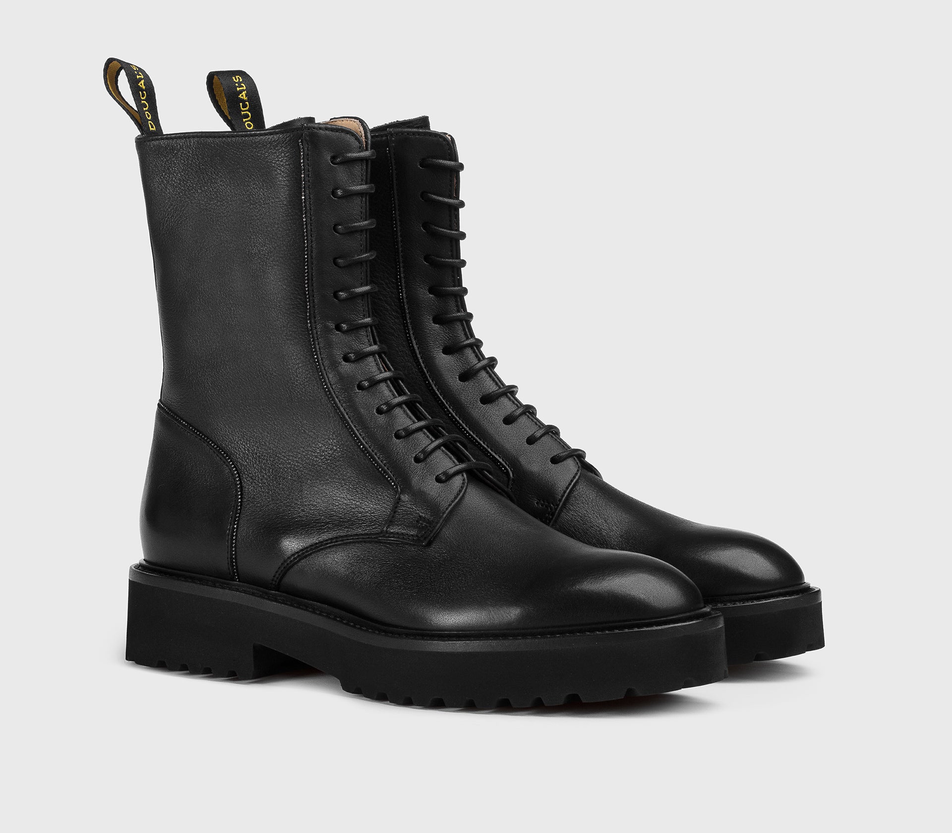 Combat boot en cuir noir avec détails métalliques