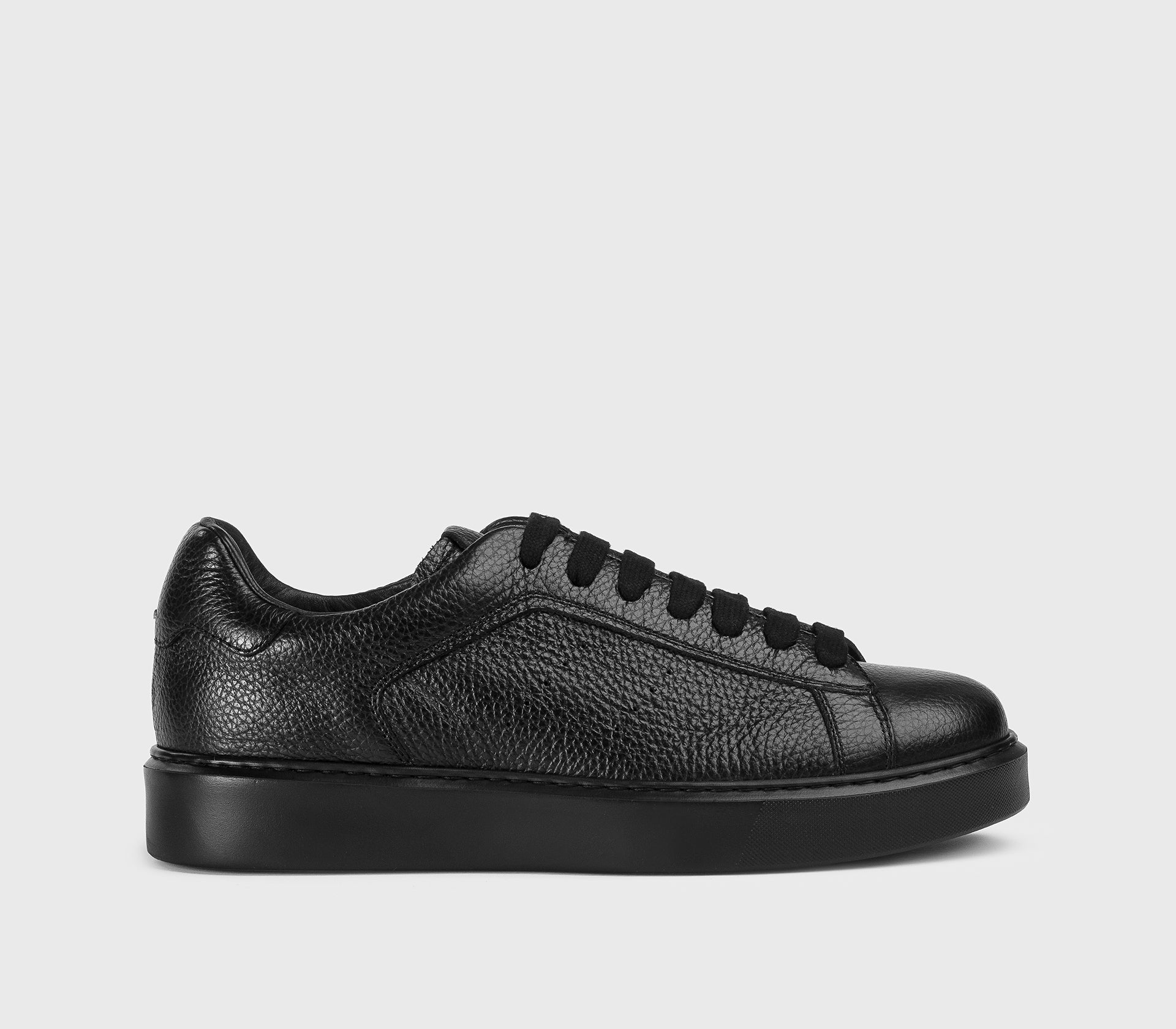 Sneaker in pelle bottalata nera