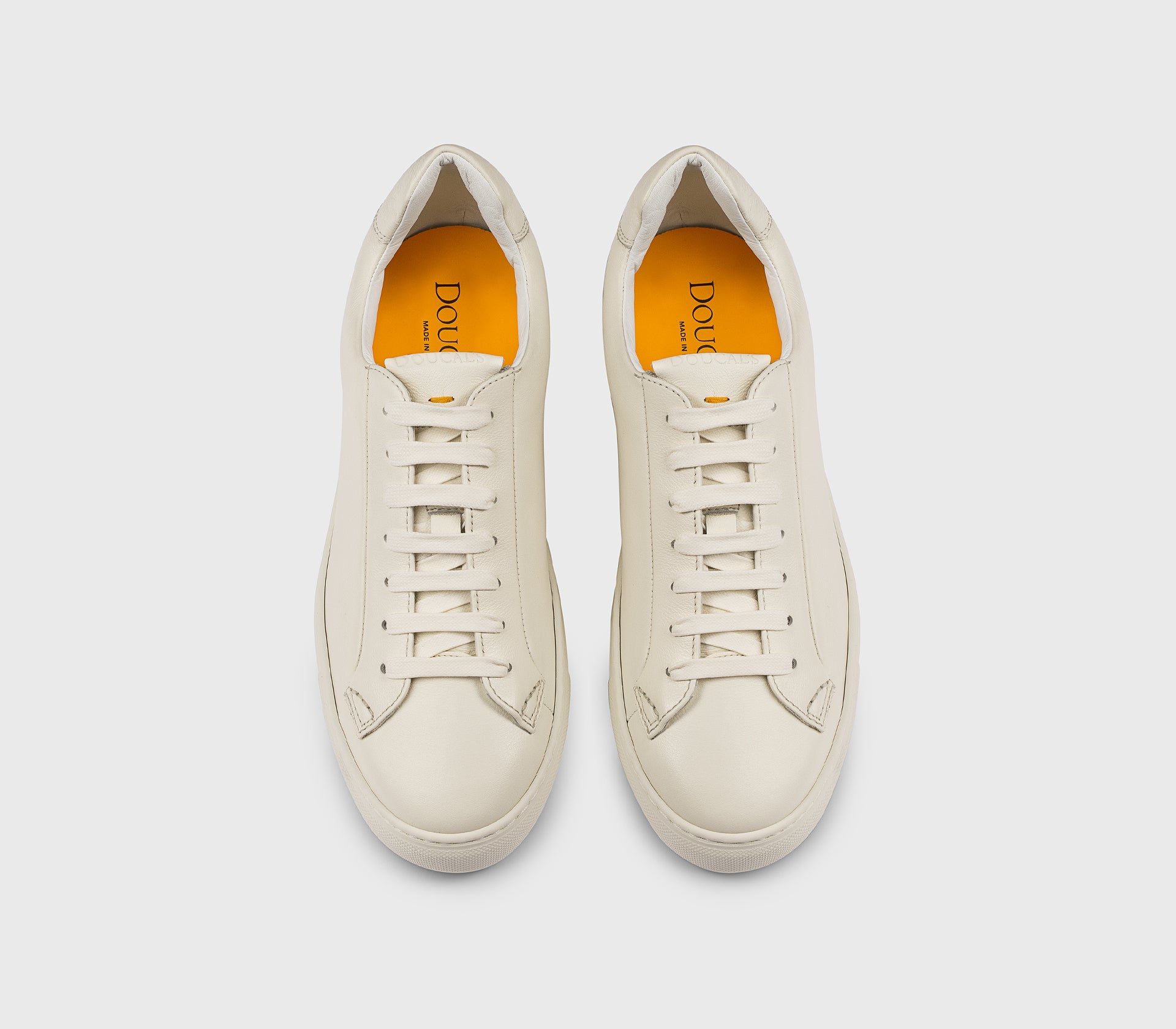 Cream-coloured leather sneaker