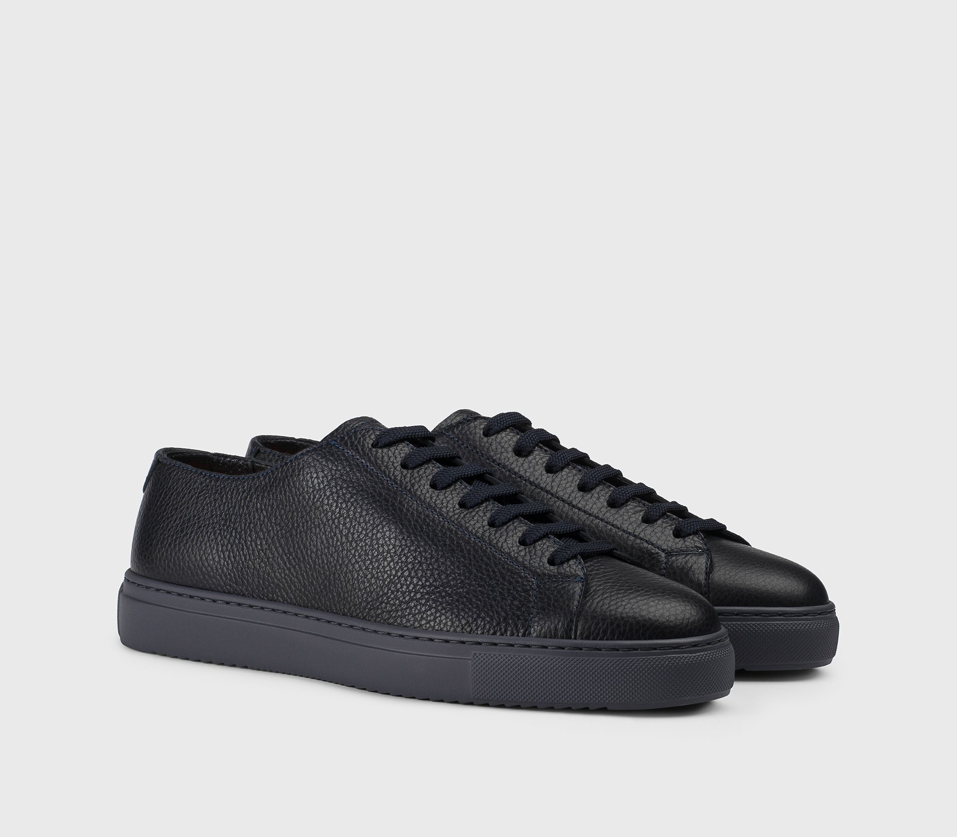 Sneaker in black tumbled leather