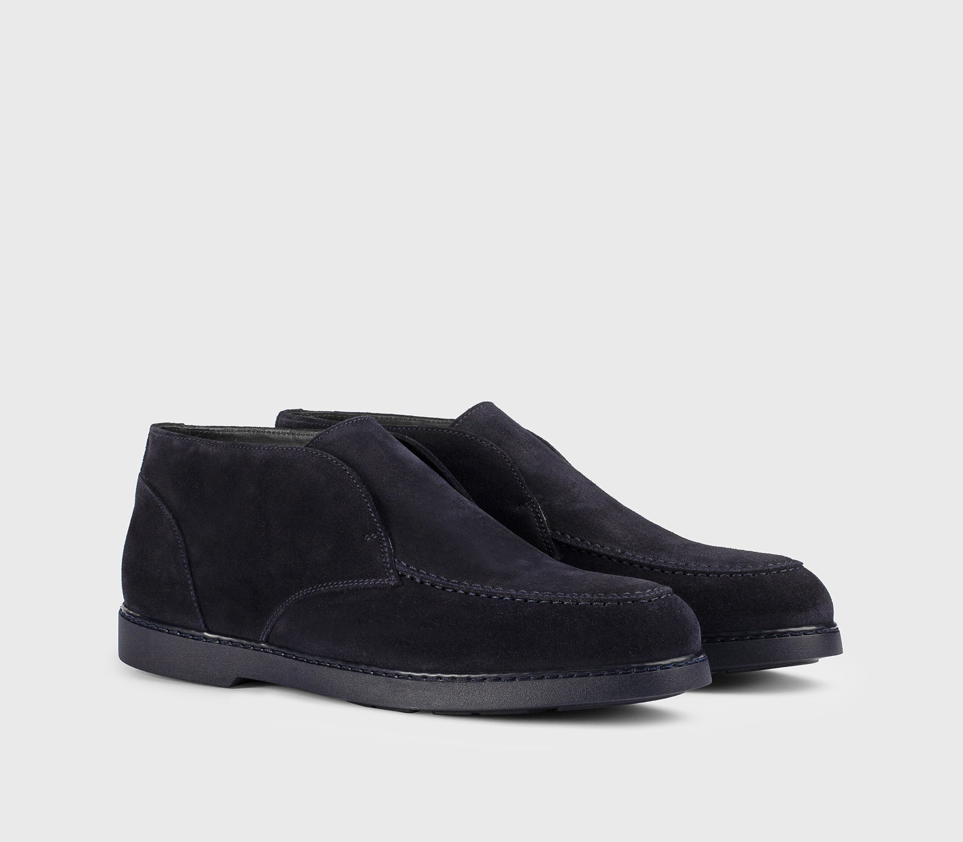 Desert Boot ohne Schnürsenkel aus blauem Wildleder.