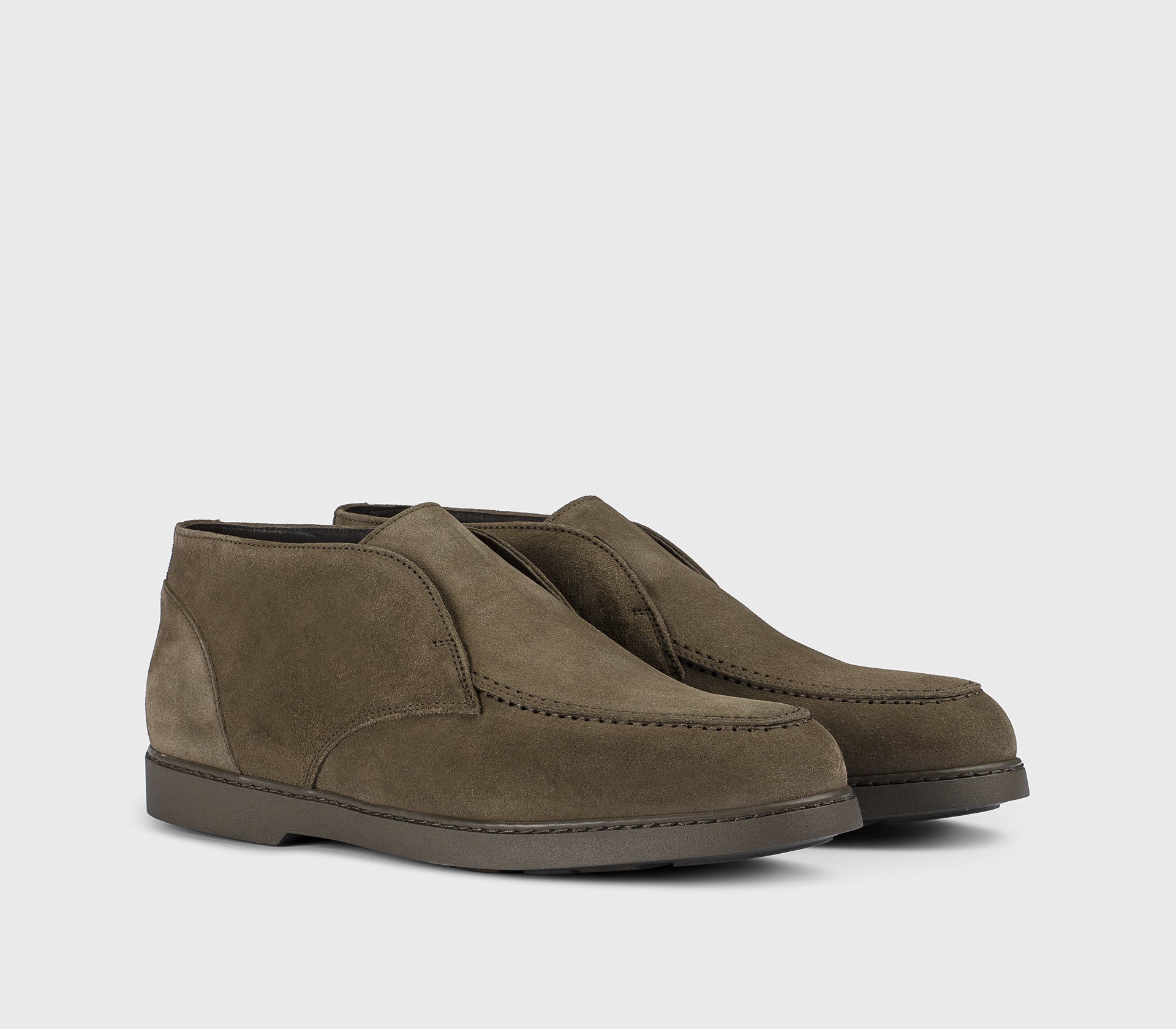 Desert Boot ohne Schnürsenkel aus hellbraunem Wildleder.