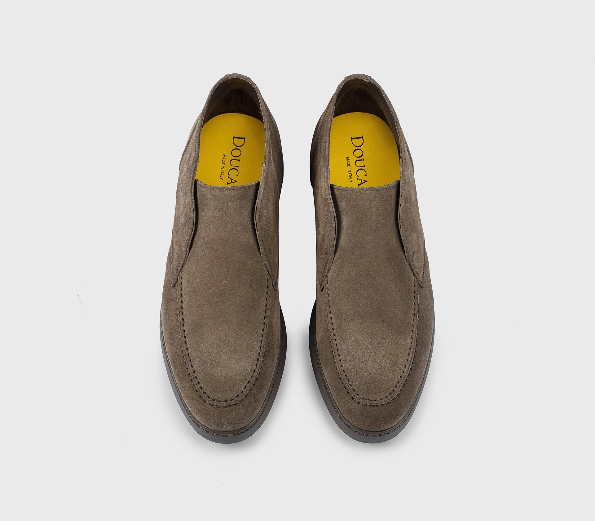 Desert boot sans lacets en daim marron clair.