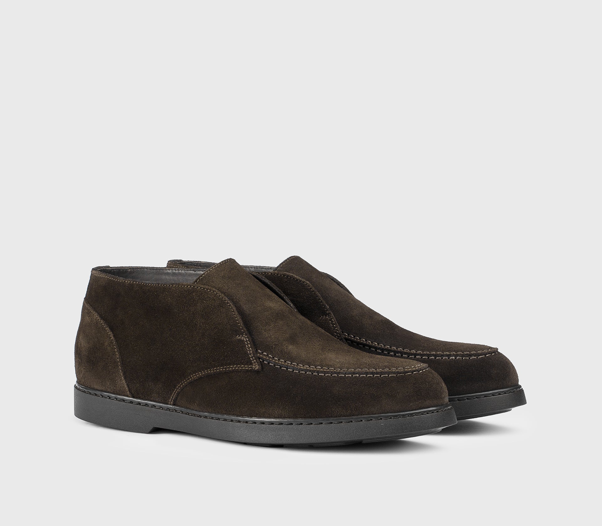 Desert Boot ohne Schnürsenkel aus braunem Wildleder.