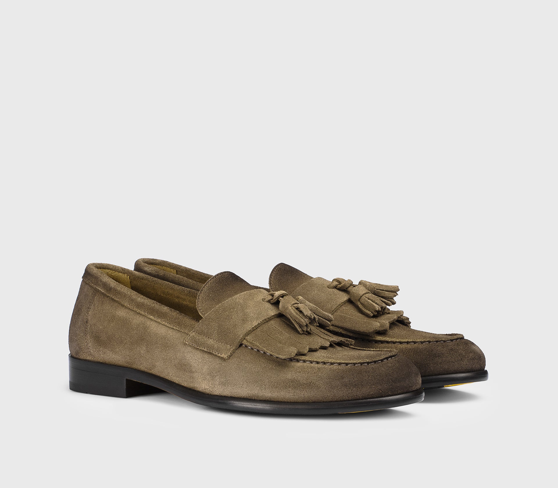 Cocoa-coloured suede loafer with tassels and fringe