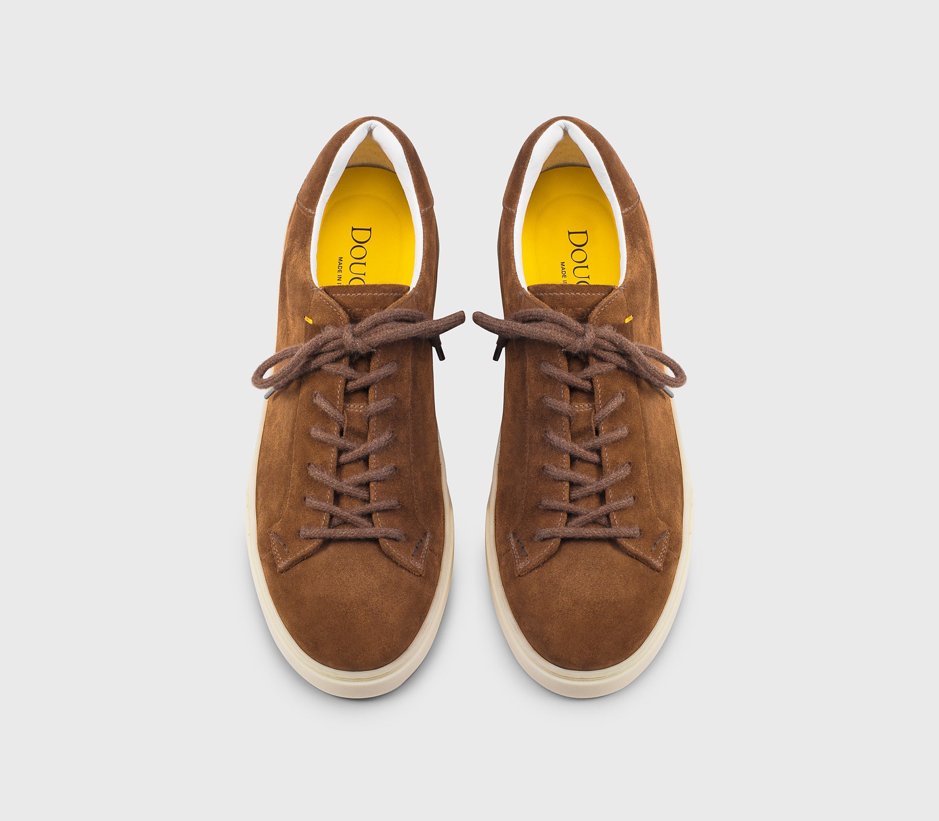 Sneaker en daim marron cannelle