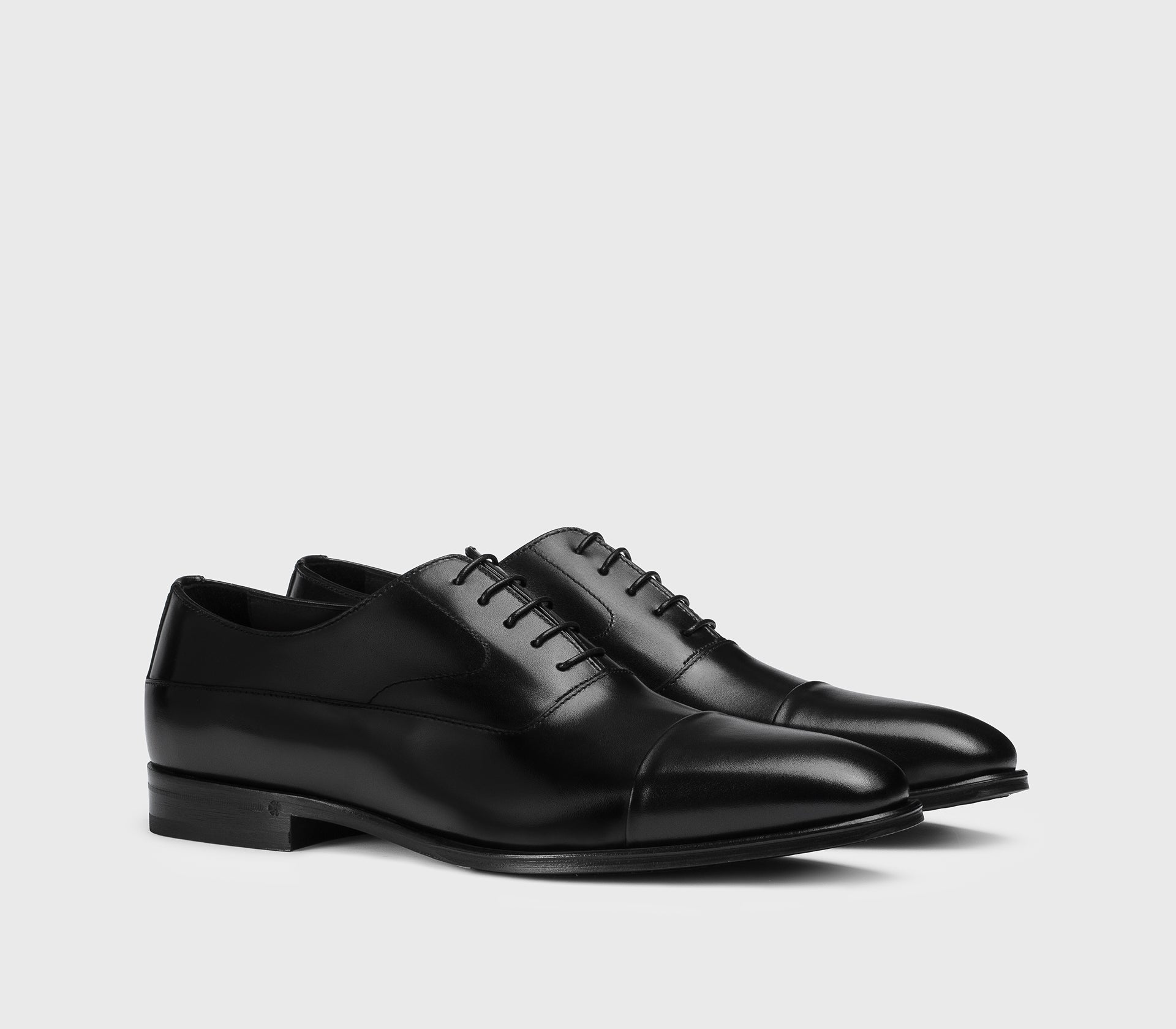 Black leather Oxford lace-up